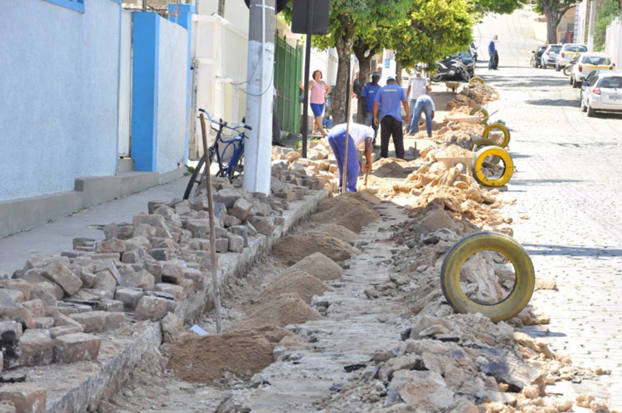 Prefeitura constrói rede pluvial e realiza tapa-buracos na cidade