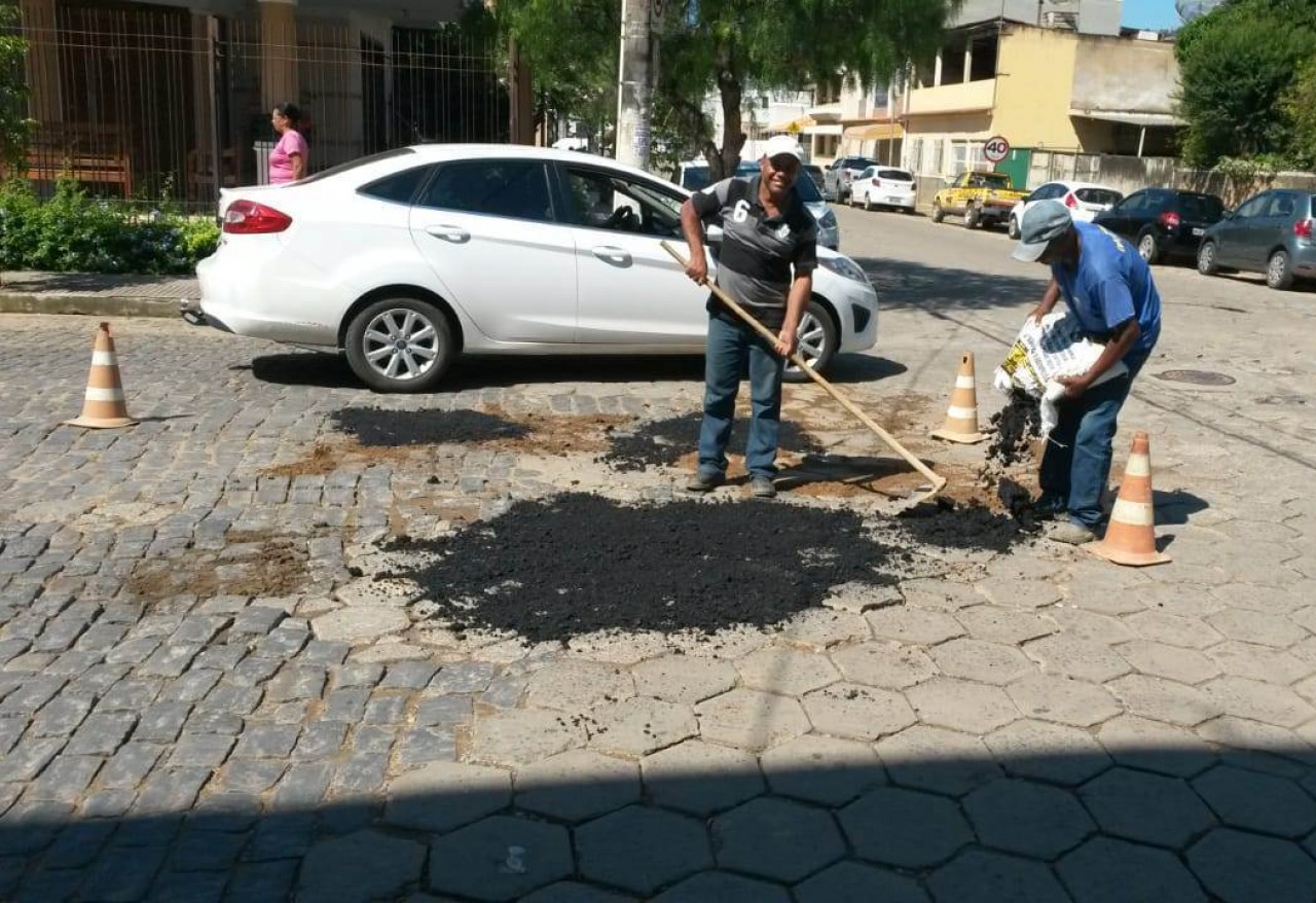 Secretaria de Obras realiza tapa-buracos em ruas de Guaçuí