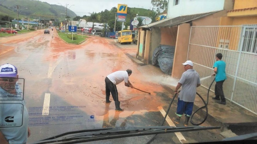 Equipes da Prefeitura estão nas ruas para fazer a limpeza e a avaliação de prejuízos causados pela chuva da noite de sábado (21), além de distribuir kits limpeza. (Divulgação Semoisp)