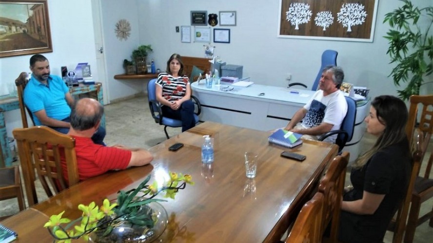 A reunião aconteceu na tarde deste domingo (29), no gabinete da prefeita Vera Costa, com a participação de membros da diretoria da Acisg. (Comunicação Guaçuí)