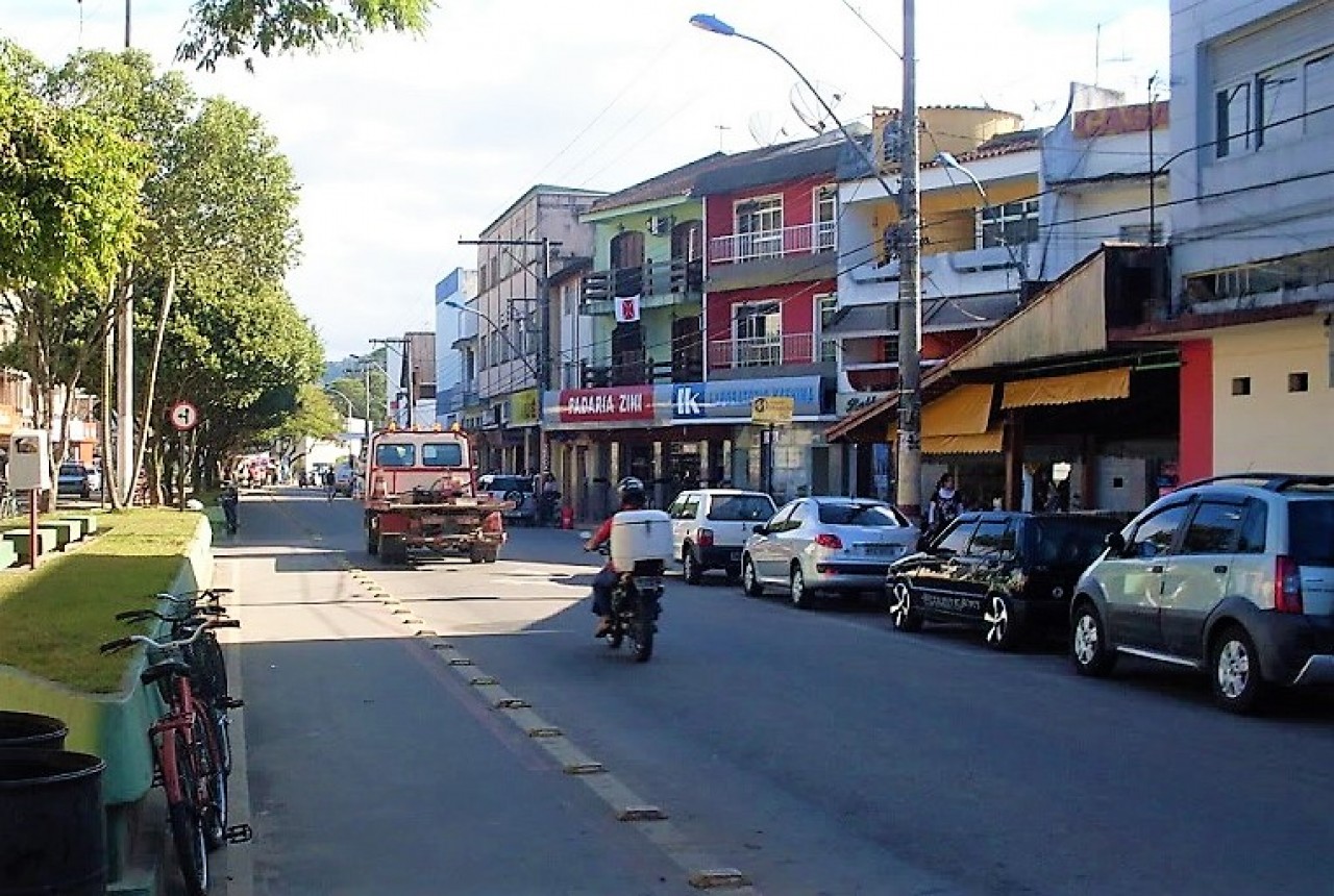 Fiscais da Prefeitura multam quem desrespeita fechamento de comércio em Guaçuí