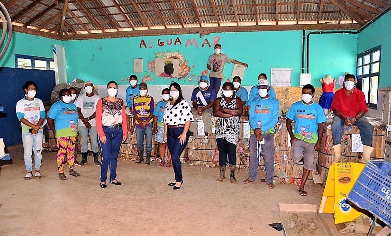 Coletores de recicláveis e servidores de Obras recebem máscaras e álcool em Guaçuí