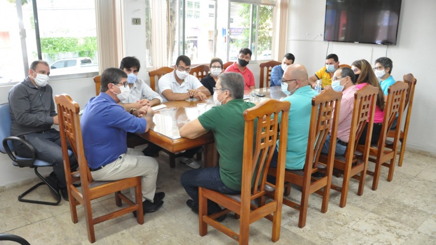Executivo e Legislativo apresentaram ao deputado federal Ted Conti as principais demandas do município. (Comunicação Guaçuí)