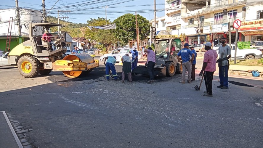 O prefeito Marcos Luiz Jauhar esteve no local e também colocou “a mão na massa”. (Comunicação Guaçuí)