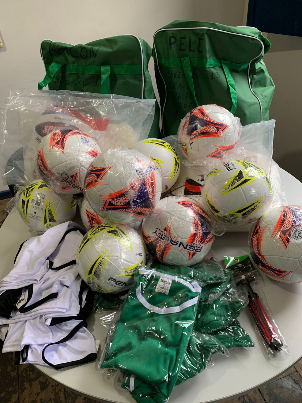 PREFEITURA REALIZA ENTREGA DE MATERIAIS PARA PROJETOS ESPORTIVOS DE GUAÇUÍ PREFEITURA REALIZA ENTREGA DE MATERIAIS PARA PROJETOS ESPORTIVOS DE GUAÇUÍ