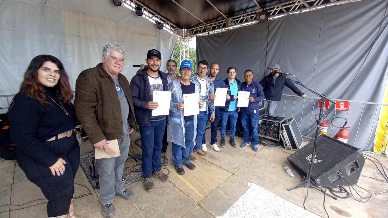 ASSINADA ORDEM DE SERVIÇO PARA CONSTRUÇÃO DE UM CAMPO BOM DE BOLA NA PRATINHA DE SANTA LUZIA ASSINADA ORDEM DE SERVIÇO PARA CONSTRUÇÃO DE UM CAMPO BOM DE BOLA NA PRATINHA DE SANTA LUZIA