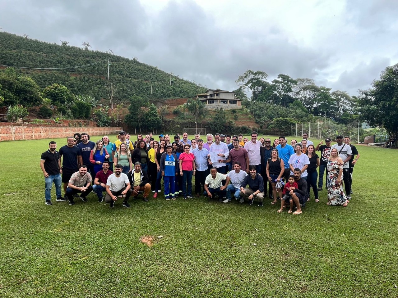PREFEITURA DE GUAÇUÍ ASSINA ORDEM DE SERVIÇO PARA ILUMINAÇÃO DO CAMPO DE SÃO TIAGO PREFEITURA DE GUAÇUÍ ASSINA ORDEM DE SERVIÇO PARA ILUMINAÇÃO DO CAMPO DE SÃO TIAGO