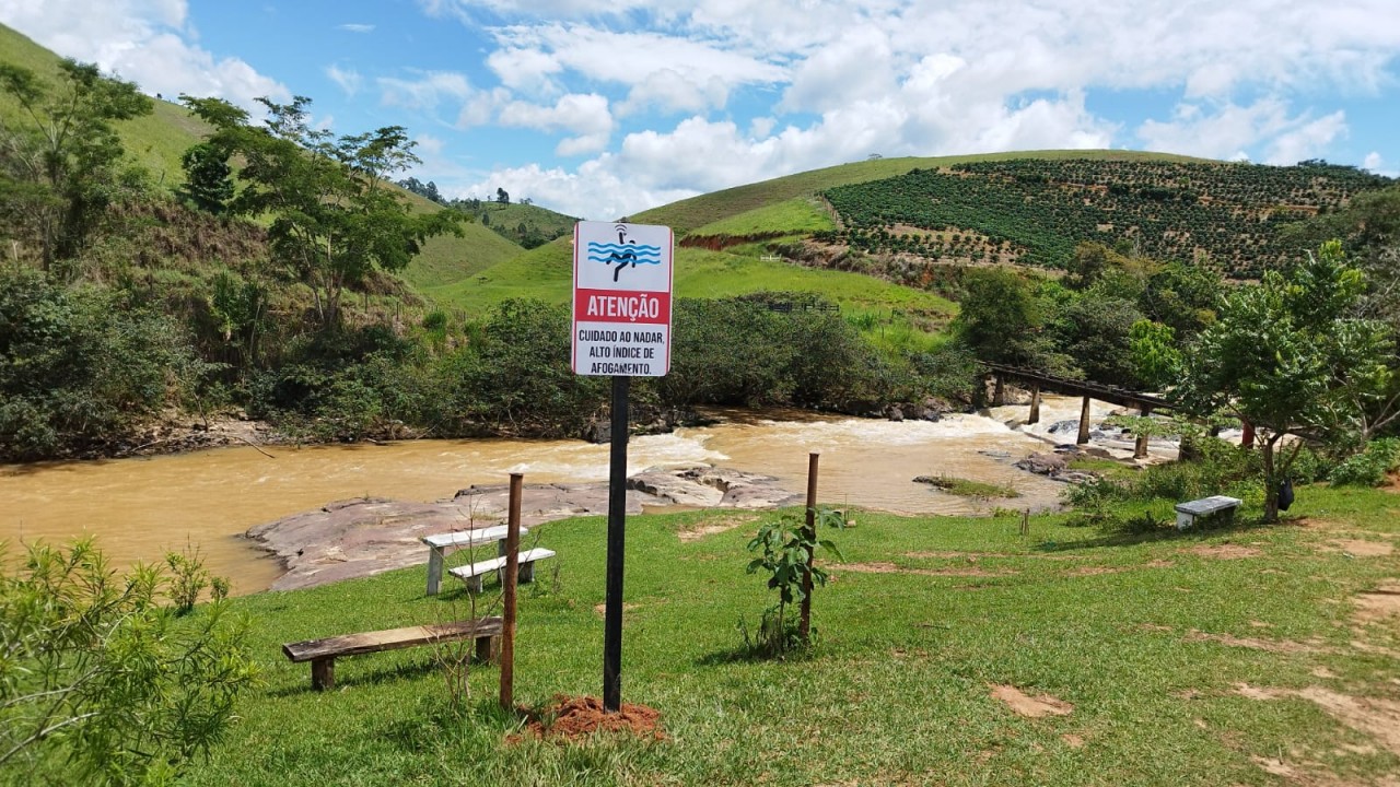 PREFEITURA DE GUAÇUÍ INSTALA PLACAS DE ALERTA NAS CACHOEIRAS DO CABOCLO E TREMEDEIRA PREFEITURA DE GUAÇUÍ INSTALA PLACAS DE ALERTA NAS CACHOEIRAS DO CABOCLO E TREMEDEIRA