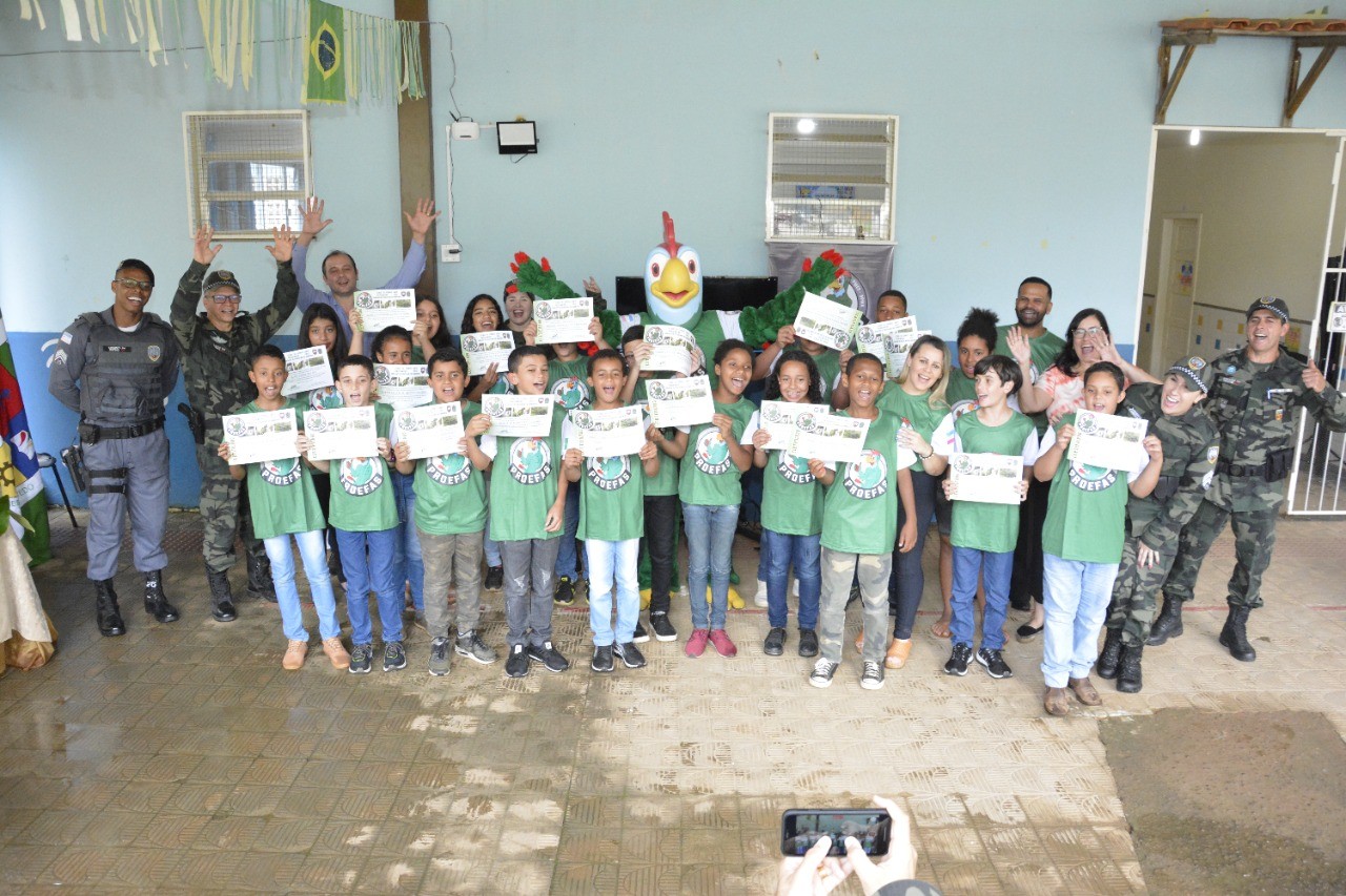 ESTUDANTES DO 5º ANO DA ESCOLA MUNICIPAL GUIOMAR SOARES SE FORMAM COMO AGENTES AMBIENTAIS SUSTENTÁVEIS ESTUDANTES DO 5º ANO DA ESCOLA MUNICIPAL GUIOMAR SOARES SE FORMAM COMO AGENTES AMBIENTAIS SUSTENTÁVEIS