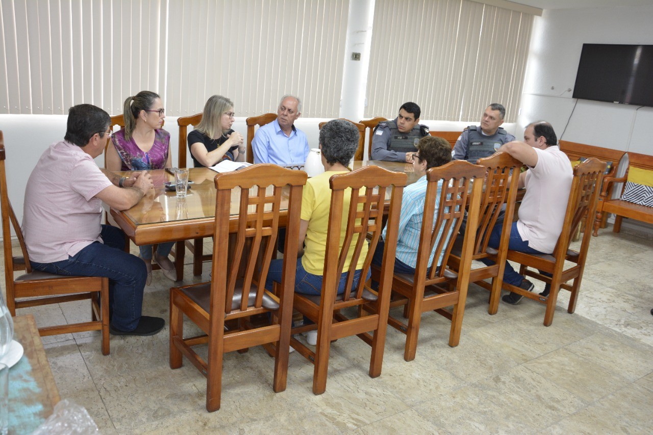 ADMINISTRAÇÃO MUNICIPAL REALIZA REUNIÃO PARA TRATAR SOBRE SEGURANÇA NAS ESCOLAS ADMINISTRAÇÃO MUNICIPAL REALIZA REUNIÃO PARA TRATAR SOBRE SEGURANÇA NAS ESCOLAS