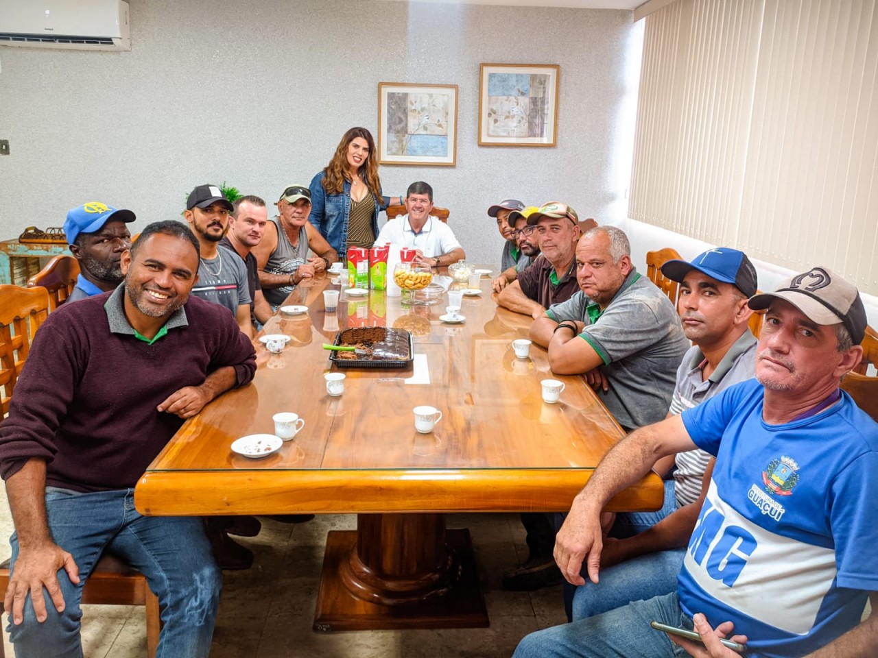 PREFEITO SE REÚNE COM EQUIPE DE MONTAGEM DA FEIRA DO PRODUTOR RURAL PREFEITO SE REÚNE COM EQUIPE DE MONTAGEM DA FEIRA DO PRODUTOR RURAL